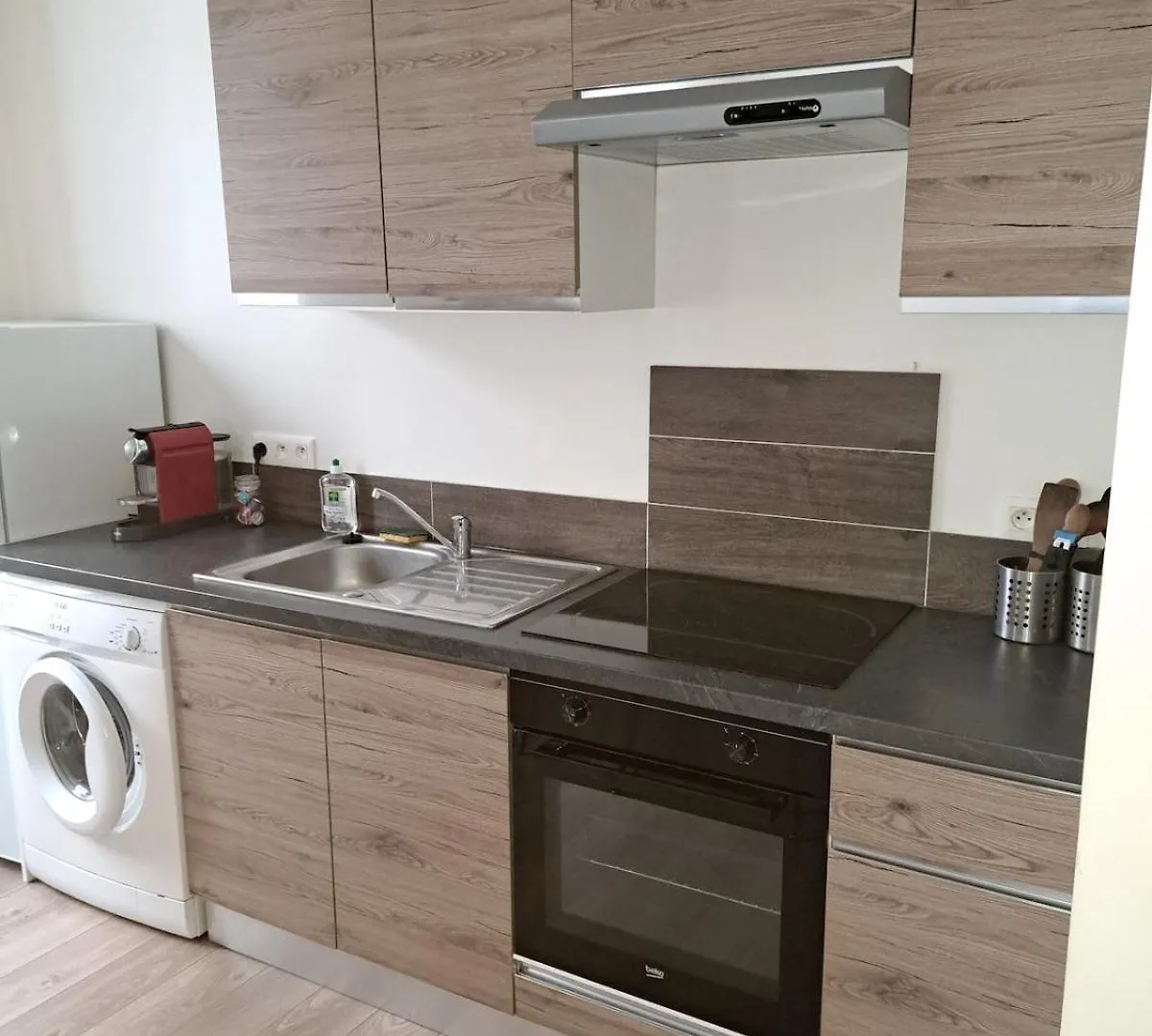 2 Bedroom Apartment & Free Parking  Tour-du-Pin