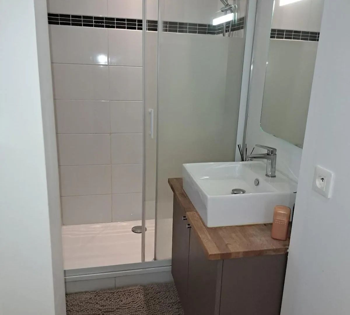 2 Bedroom Apartment & Free Parking Tour-du-Pin
